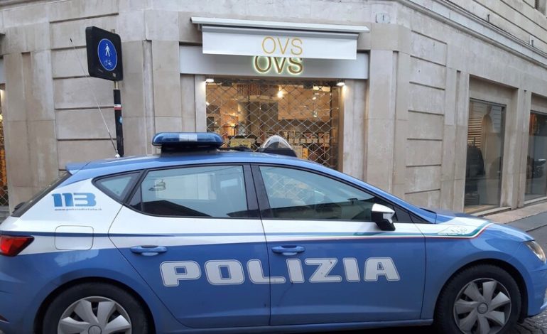 Tenta di rubare due giubbotti all’OVS di via Roma: arrestato 37enne già denunciato il giorno prima per furto